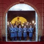 Generalleutnant Alfons Mais: Durch die ehrwürdigen Gemäuer der Festung marschiert die Formation des Großen Zapfenstreiches auf den Paradeplatz Bundeswehr:Mario Bähr