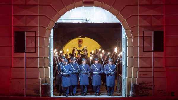 Generalleutnant Alfons Mais: Durch die ehrwürdigen Gemäuer der Festung marschiert die Formation des Großen Zapfenstreiches auf den Paradeplatz Bundeswehr:Mario Bähr