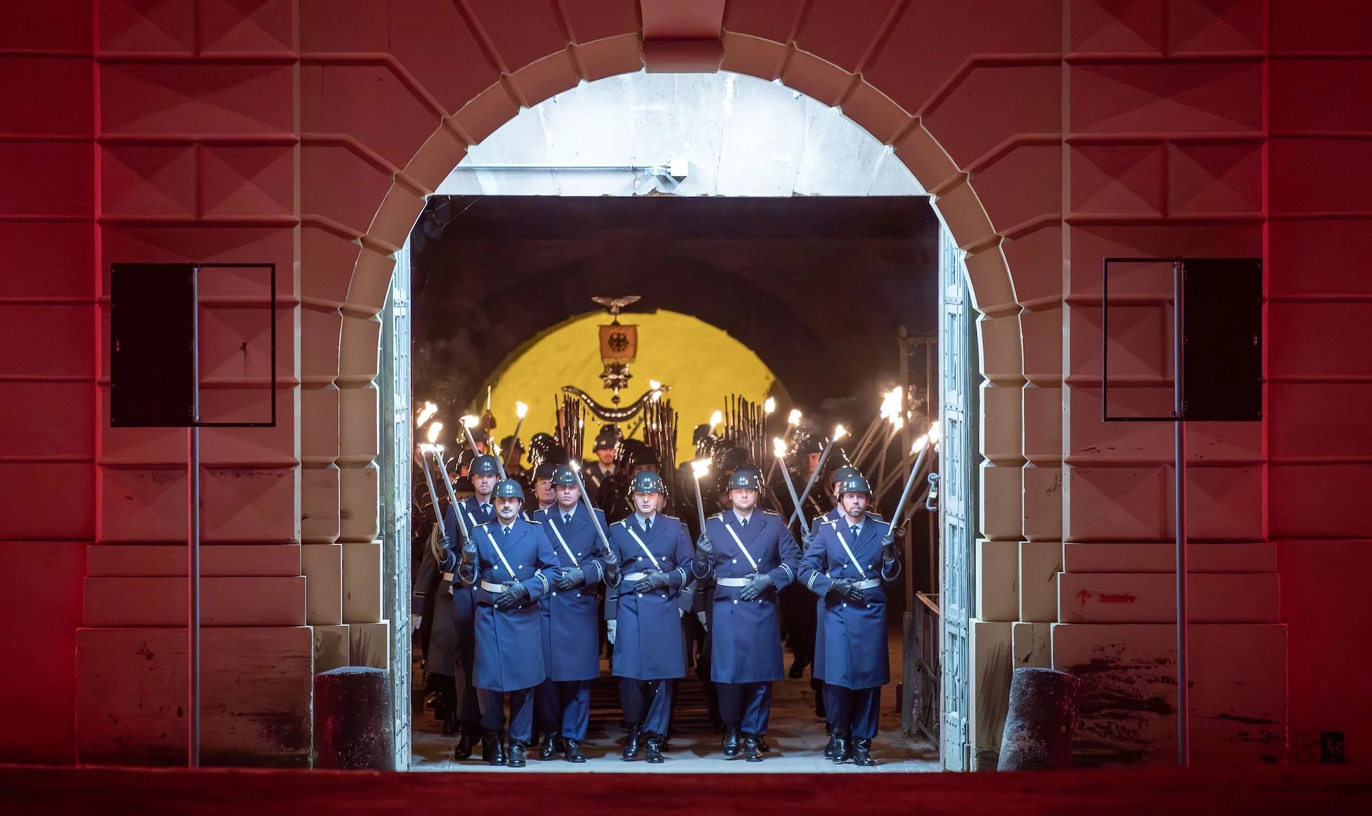 Generalleutnant Alfons Mais: Durch die ehrwürdigen Gemäuer der Festung marschiert die Formation des Großen Zapfenstreiches auf den Paradeplatz Bundeswehr:Mario Bähr