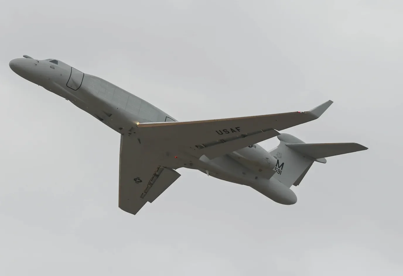 Ein EA-37B Compass Call-Flugzeug für elektronische Kriegsführung ist am 25. Januar 2026 auf der Ramstein Air Base in Deutschland angekommen.