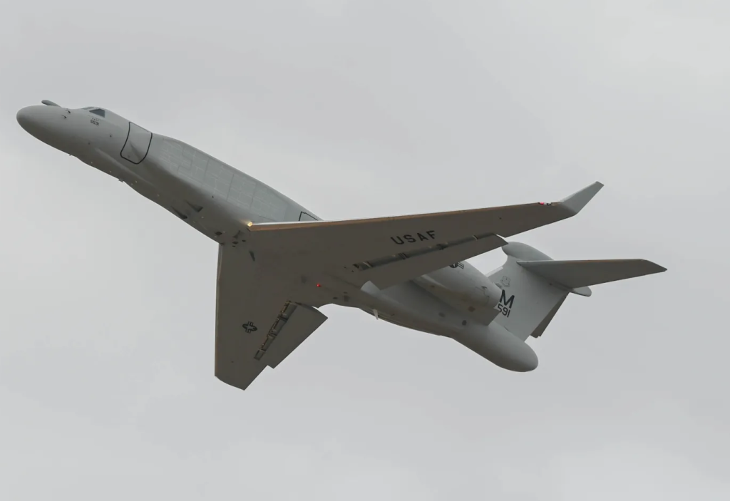 Ein EA-37B Compass Call-Flugzeug für elektronische Kriegsführung.