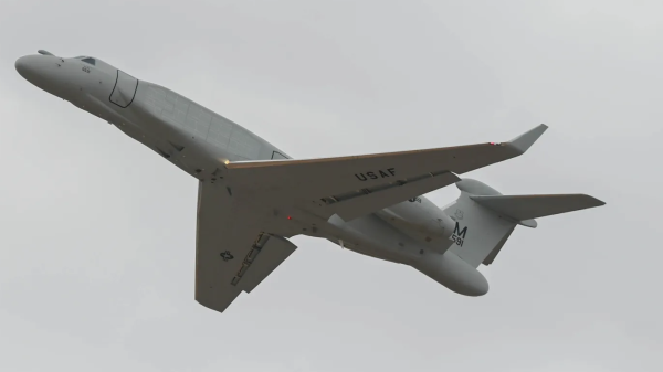 Ein EA-37B Compass Call-Flugzeug für elektronische Kriegsführung.