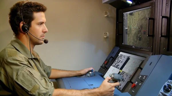 Bis zu 90 Prozent der Ausbildung lassen sich durch Simulation auch bei Drohnen-Piloten einsparen, erläutert ein Vertreter von Elbit gegenüber dem Defence Network.