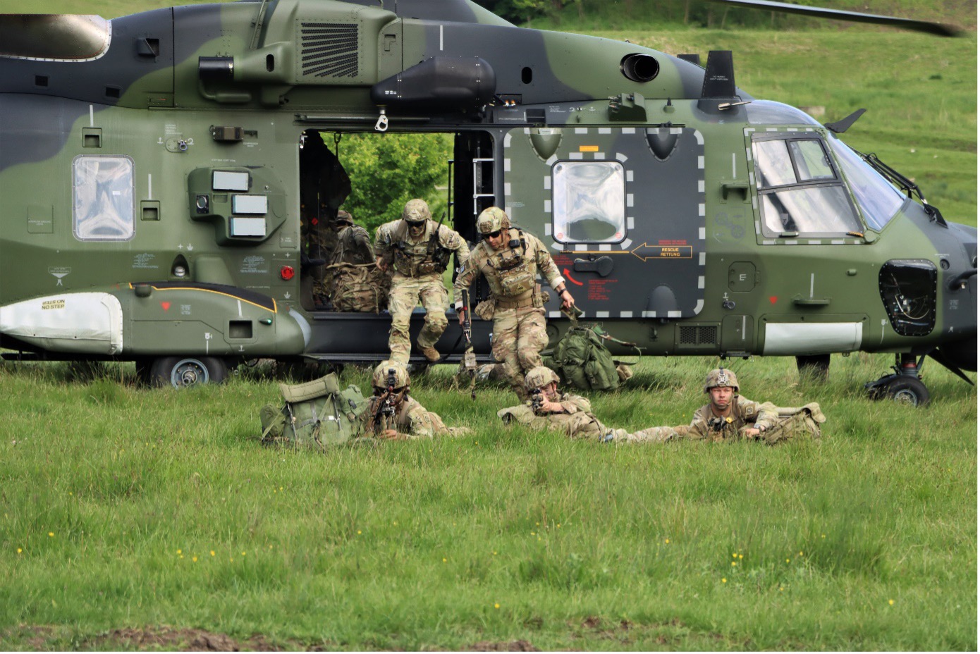 Ein deutscher Transporthubschrauber NH90 bringt US-Infanteristen ins Gefecht.