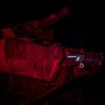 Ein ungarischer KF41 Lynx während einer Nachtübung. Das Fahrzeug stellt den größten rumänischen Einzelauftrag im Rahmen des SAFE-Programms dar und ist einer von vielen, die Rheinmetall erhalten hat. (Ungarisches Verteidigungsministerium)