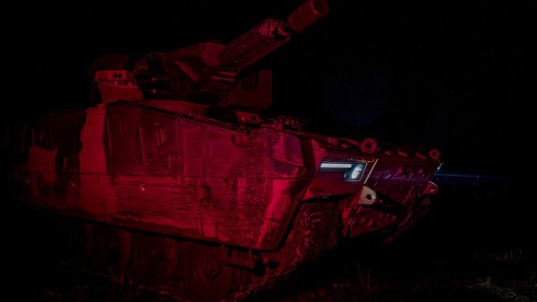 Ein ungarischer KF41 Lynx während einer Nachtübung. Das Fahrzeug stellt den größten rumänischen Einzelauftrag im Rahmen des SAFE-Programms dar und ist einer von vielen, die Rheinmetall erhalten hat. (Ungarisches Verteidigungsministerium)