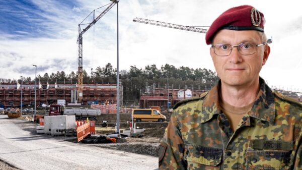 Brigadegeneral Alexander Krone, der seit Juni 2024 Kommandeur des Kommando Spezialkräfte ist, vor den laufenden Umbaumaßnahmen beim KSK.