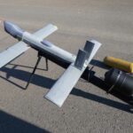 FPV-Drohnen: Eine russische V2U-Loitering-Munition, die auf ihrer Katapultvorrichtung präsentiert wird.
