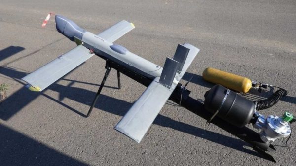 FPV-Drohnen: Eine russische V2U-Loitering-Munition, die auf ihrer Katapultvorrichtung präsentiert wird.
