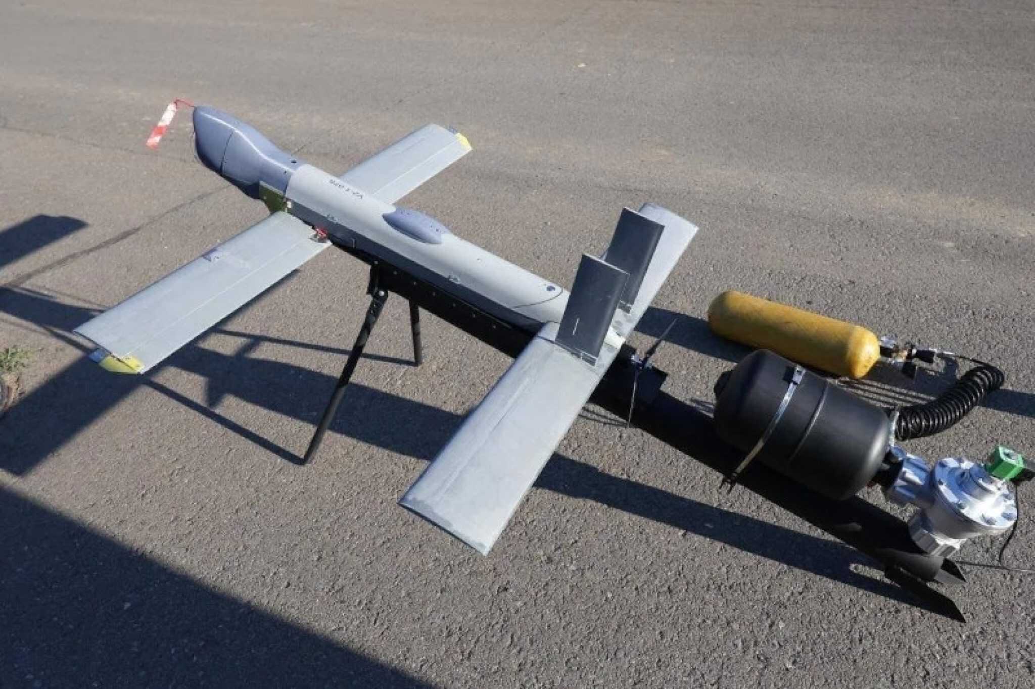 FPV-Drohnen: Eine russische V2U-Loitering-Munition, die auf ihrer Katapultvorrichtung präsentiert wird.