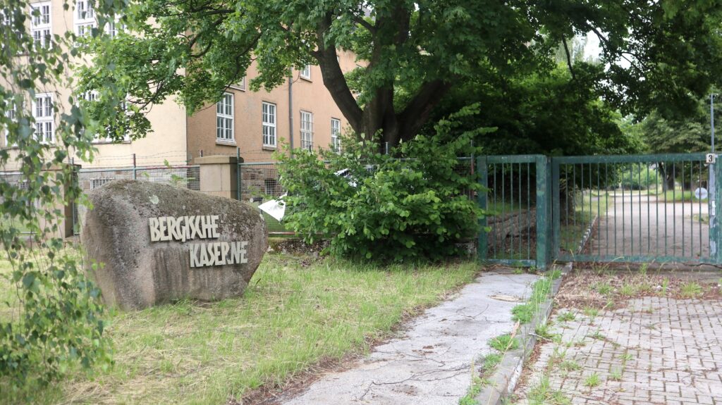 Zufahrt und Kasernentor der Bergischen Kaserne in Düsseldorf.