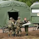 Sanitätsdienst: Einlieferung eines Verwundeten mit Krankenkraftwagen (Rad) in eine Rettungsstation. Foto: Bundeswehr / Marcus Rott
