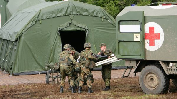 Sanitätsdienst: Einlieferung eines Verwundeten mit Krankenkraftwagen (Rad) in eine Rettungsstation. Foto: Bundeswehr / Marcus Rott