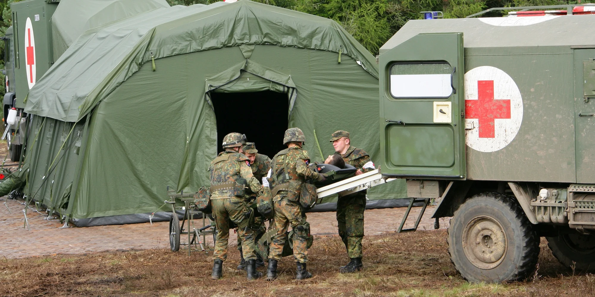 Sanitätsdienst: Einlieferung eines Verwundeten mit Krankenkraftwagen (Rad) in eine Rettungsstation. Foto: Bundeswehr / Marcus Rott