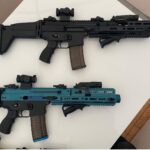 Die FN SCAR-SC Einsatzwaffe (oben) und die Indoor-Trainingswaffe (RSA) in Blau.