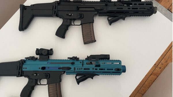 Die FN SCAR-SC Einsatzwaffe (oben) und die Indoor-Trainingswaffe (RSA) in Blau.