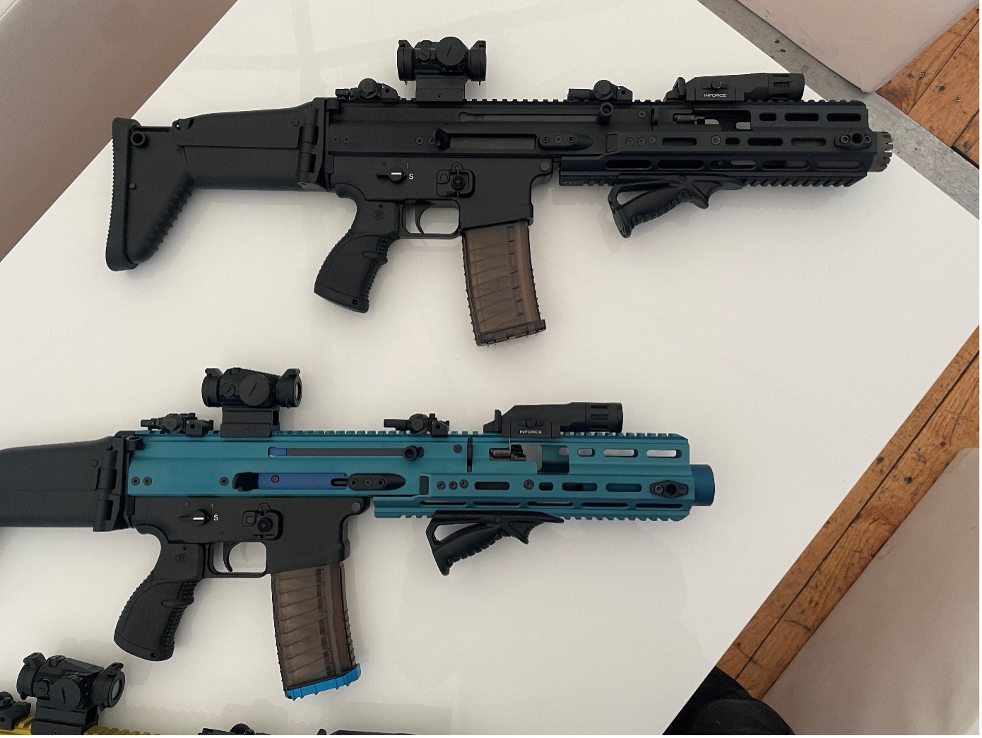 Die FN SCAR-SC Einsatzwaffe (oben) und die Indoor-Trainingswaffe (RSA) in Blau.