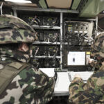 TTEL-Service: Militärische Kommunikation in Echtzeit: Bedienung des TTEL-Systems durch Soldaten in einer mobilen Einsatzzentrale – vernetzt, skalierbar und einsatzbereit in jedem Szenario.