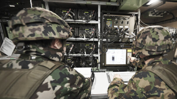 TTEL-Service: Militärische Kommunikation in Echtzeit: Bedienung des TTEL-Systems durch Soldaten in einer mobilen Einsatzzentrale – vernetzt, skalierbar und einsatzbereit in jedem Szenario.