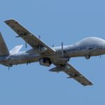 Hermes 900-MALE-UAV mit dem Advanced Multi-Sensor Payload System Next Generation (AMPS NG) als Payload. Die großen Drohnen besitzen mittlerweile eine große Bandbreite an ausgefeilten Payloads, die sie zu überaus schützenswerten Systemen macht.