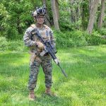 Das leichte SBNVG-System von Elbit America wird am Helm befestigt und kombiniert ein Fernglas mit leistungsstarken Bildverstärkerröhren aus weißem Phosphor.