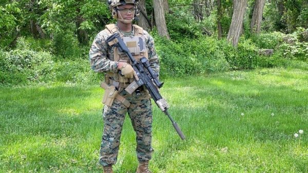 Das leichte SBNVG-System von Elbit America wird am Helm befestigt und kombiniert ein Fernglas mit leistungsstarken Bildverstärkerröhren aus weißem Phosphor.