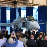 Erster in Brasilien produzierter Gripen E enthüllt – ein Meilenstein für die brasilianische Luftfahrtindustrie.
