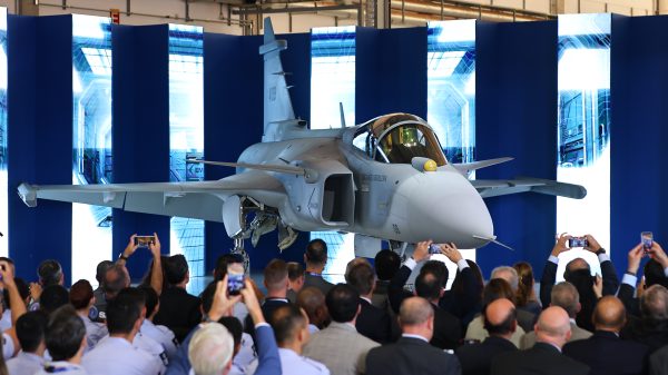 Erster in Brasilien produzierter Gripen E enthüllt – ein Meilenstein für die brasilianische Luftfahrtindustrie.