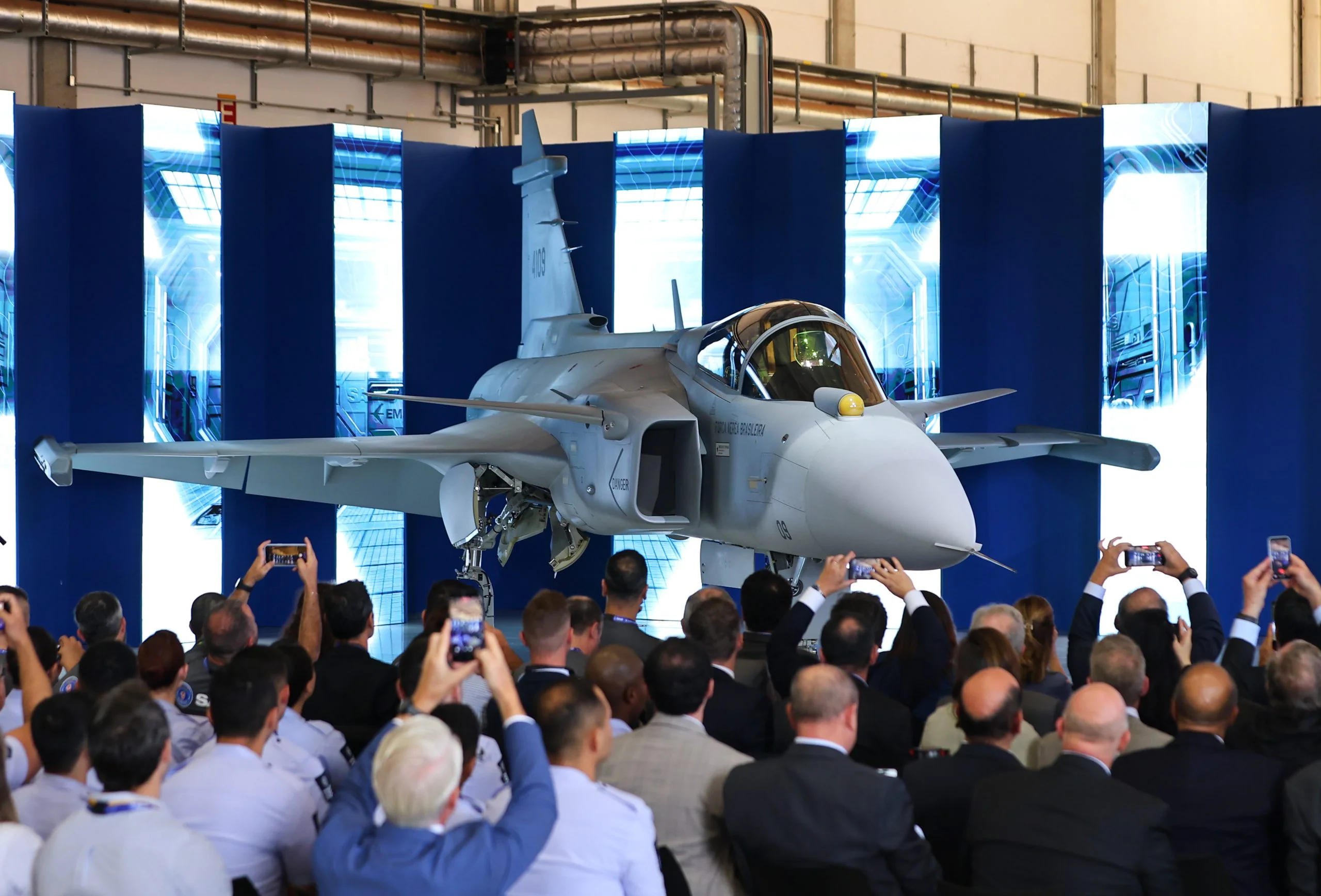 Erster in Brasilien produzierter Gripen E enthüllt – ein Meilenstein für die brasilianische Luftfahrtindustrie.