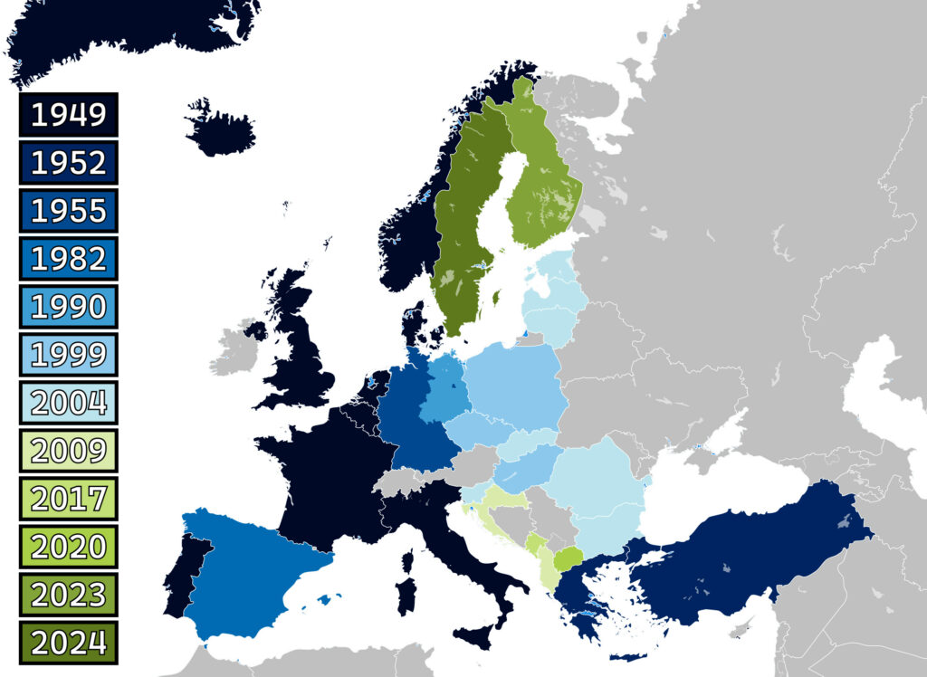 Entwicklung der NATO in Europa Patrickneil und Spesh531 - Eigenes Werk, basierend auf- Blank map of Europe (with disputed regions).svg von maix und Alphathon Karte der historischen Erweiterung der NATO in Europa