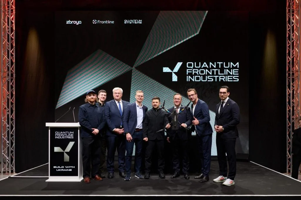 Quantum Frontline Industries hat heute die erste ukrainische Drohne aus deutscher Produktion an den ukrainischen Präsidenten Wolodymyr Selenskyj übergeben.