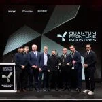 Quantum Frontline Industries hat heute die erste ukrainische Drohne aus deutscher Produktion an den ukrainischen Präsidenten Wolodymyr Selenskyj übergeben.