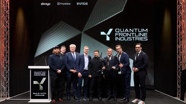 Quantum Frontline Industries hat heute die erste ukrainische Drohne aus deutscher Produktion an den ukrainischen Präsidenten Wolodymyr Selenskyj übergeben.