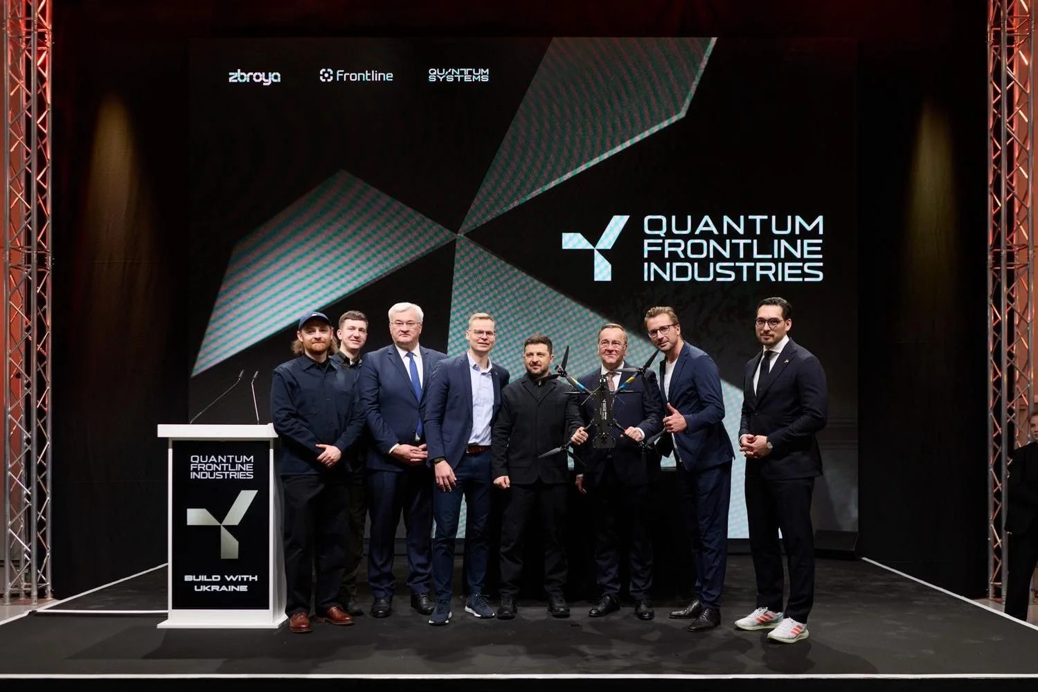 Quantum Frontline Industries hat heute die erste ukrainische Drohne aus deutscher Produktion an den ukrainischen Präsidenten Wolodymyr Selenskyj übergeben.