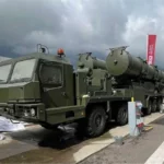 Erstes Bild des neuen Luftverteidigungsystems S-500 TEL auf der army 2024 in Moskau.