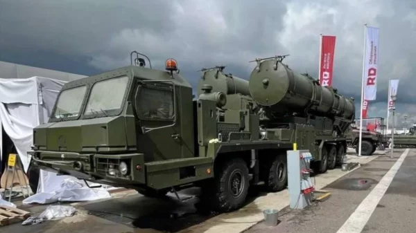 Erstes Bild des neuen Luftverteidigungsystems S-500 TEL auf der army 2024 in Moskau.