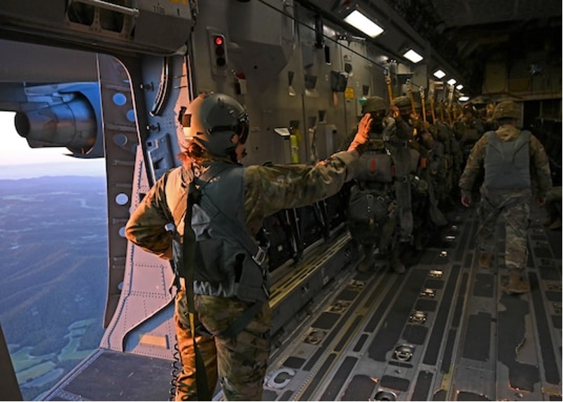 DEFENDER 24: Es muss manchmal schnell gehen- US-Fallschirmspringer kurz vor dem Sprung (Foto- US Army)