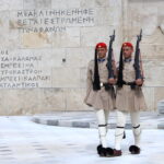 Griechenland: Evzonen der Präsidialgarde am Denkmal des Unbekannten Soldaten direkt vor dem griechischen Parlament am Syntagma-Platz in Athen.