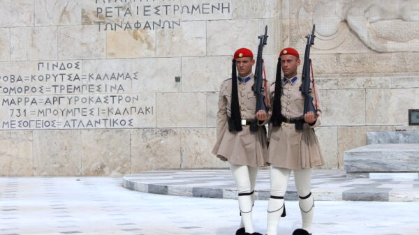 Griechenland: Evzonen der Präsidialgarde am Denkmal des Unbekannten Soldaten direkt vor dem griechischen Parlament am Syntagma-Platz in Athen.