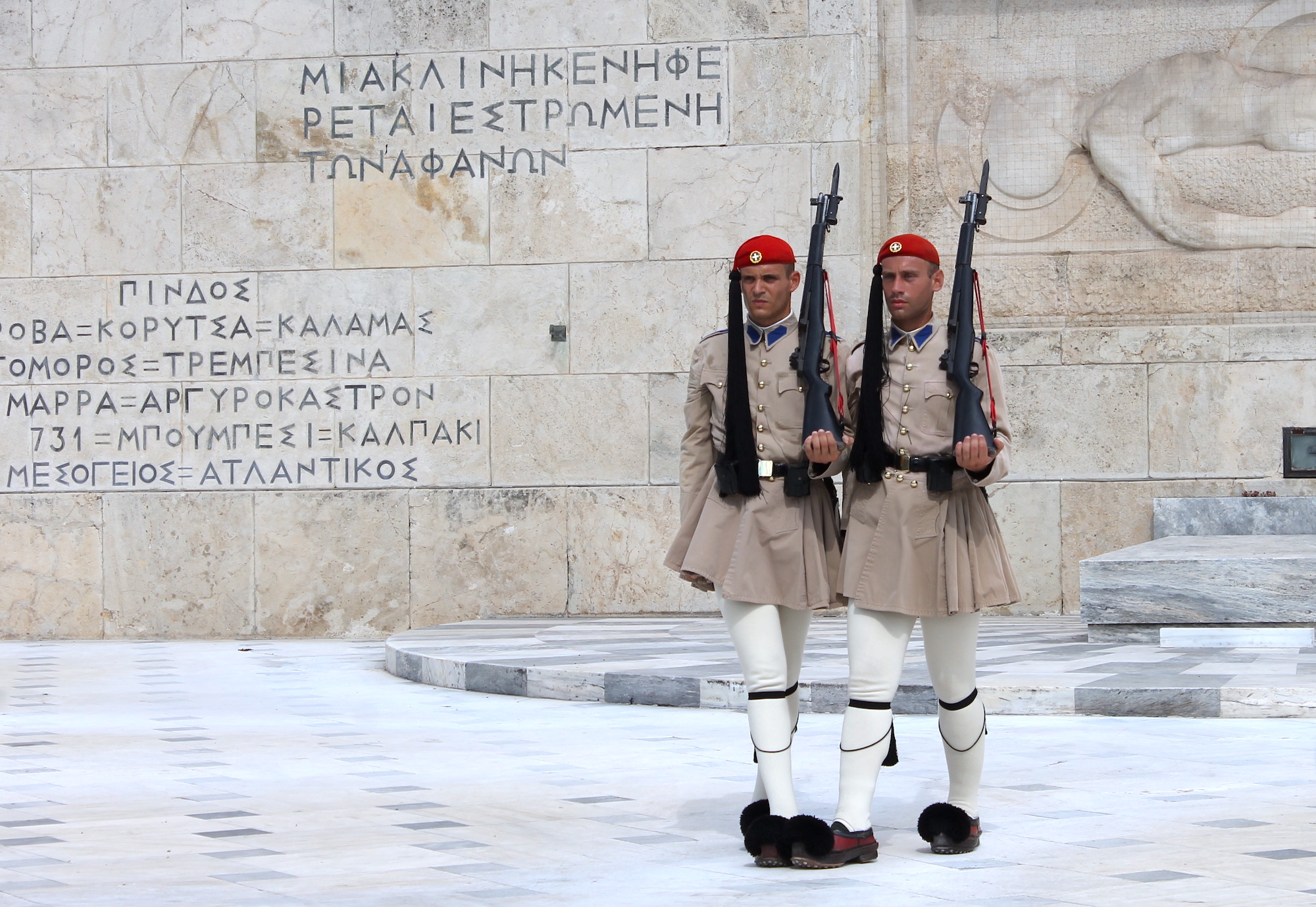 Griechenland: Evzonen der Präsidialgarde am Denkmal des Unbekannten Soldaten direkt vor dem griechischen Parlament am Syntagma-Platz in Athen.