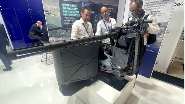 Die neue Waffenstation External Mount Gun System (EMGS) von FN Herstal verbindet im Prinzip die Eigenschaften einer Doorgunner-bedienten Pintle-Waffenstation mit der eines ferngesteuerten Pods. Oben trägt sie eine Optik für bessere Trefferergebnisse auf große Entfernungen.