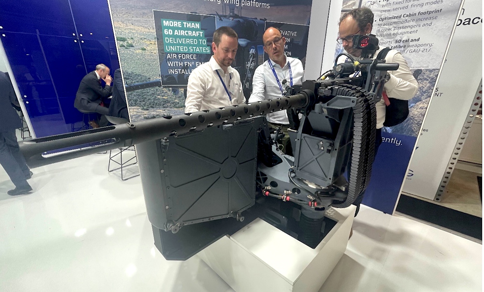 Die neue Waffenstation External Mount Gun System (EMGS) von FN Herstal verbindet im Prinzip die Eigenschaften einer Doorgunner-bedienten Pintle-Waffenstation mit der eines ferngesteuerten Pods. Oben trägt sie eine Optik für bessere Trefferergebnisse auf große Entfernungen.