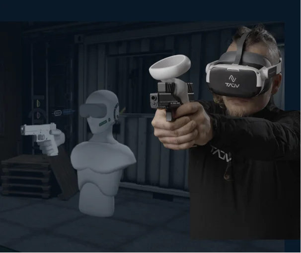 Das System von Eyeviation im Überblick und VR-Brille und dem Sensor auf der Handfeuerwaffe.