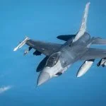 Eine F-16C Fighting Falcon ausgerüstet mit zwei APKWS.