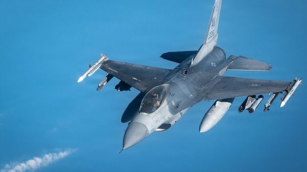 Eine F-16C Fighting Falcon ausgerüstet mit zwei APKWS.
