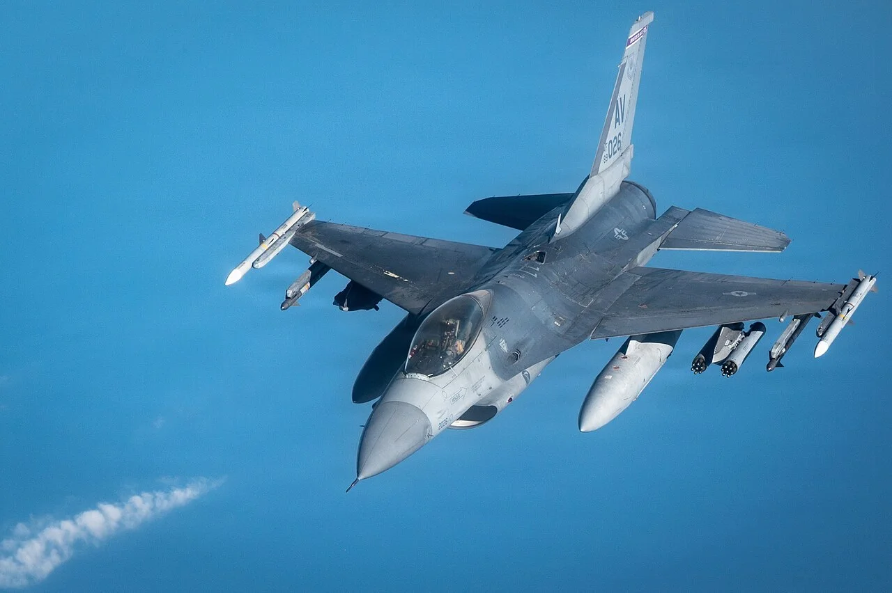 Eine F-16C Fighting Falcon ausgerüstet mit zwei APKWS.