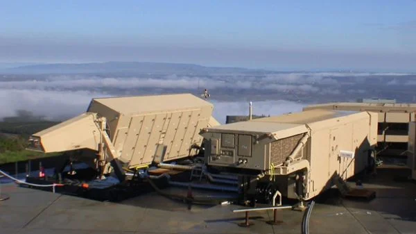 Das AN/TPY-2-Radarsystem ist dafür ausgelegt, Daten an THAAD-, Patriot- und Aegis-Systeme für eine mehrschichtige Verteidigung zu liefern.