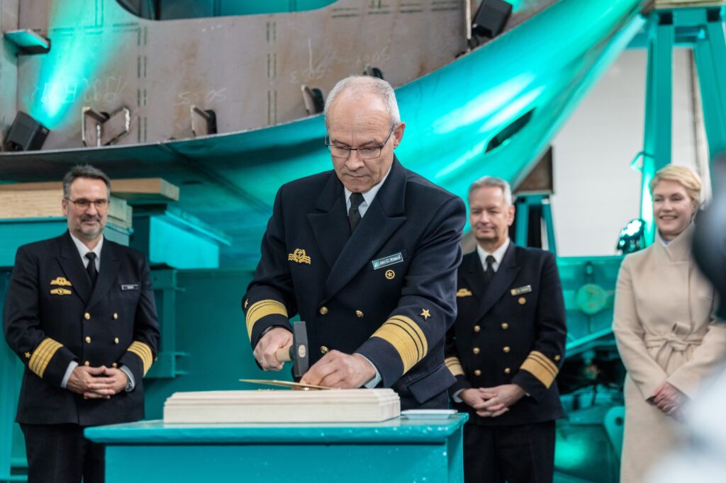 Inspekteur Marine bei Kiellegung Flottendienstboot