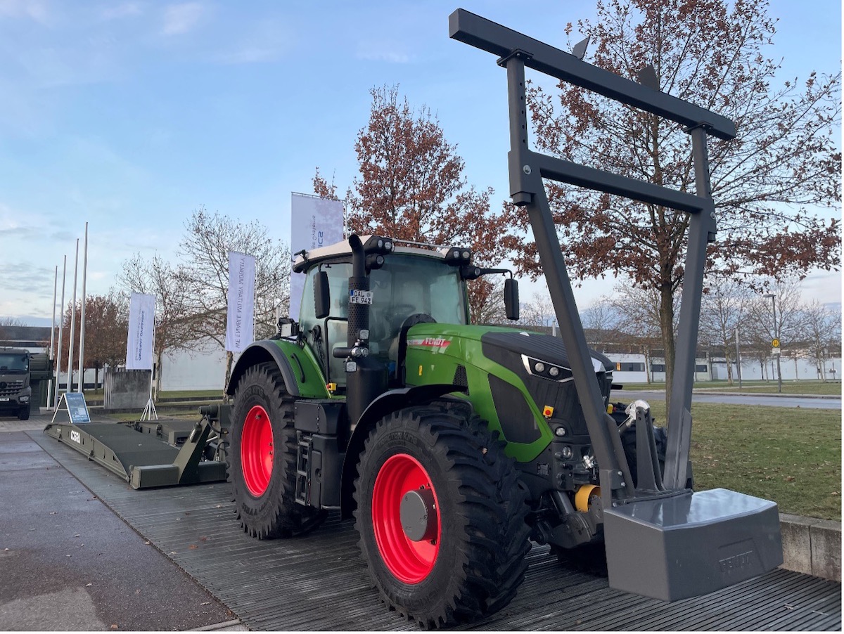 NATO CoE MilEng Industry Day: FENDT Traktor mit der COBRA-Brücke von GDELS. (Foto- AF)2