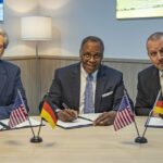 Unternehmensvertreter von Lufthansa Technik und Lockheed Martin unterzeichnen Absichtserklärung zur Kooperation bei globalen Instandhaltungs- und Logistikdienstleistungen